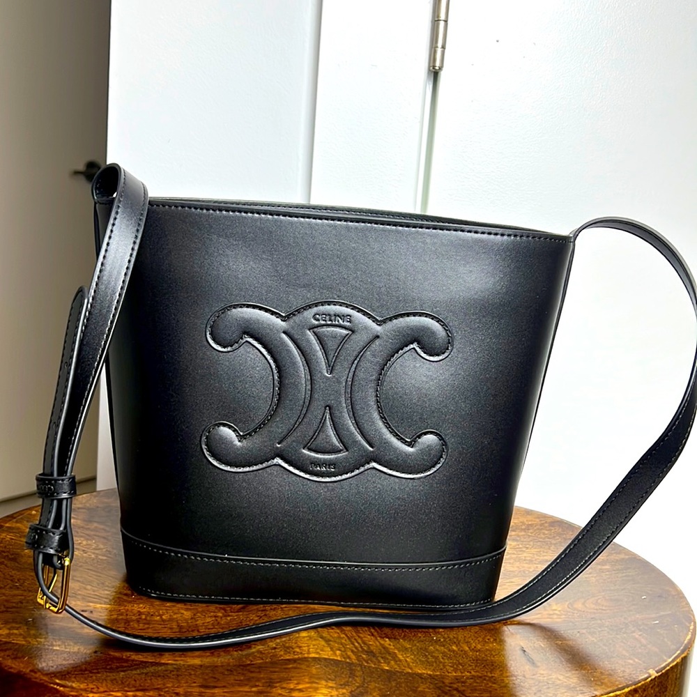 COPY - SMALL BUCKET CUIR TRIOMPHE IN SMOOTH CALFSKIN
BLACK